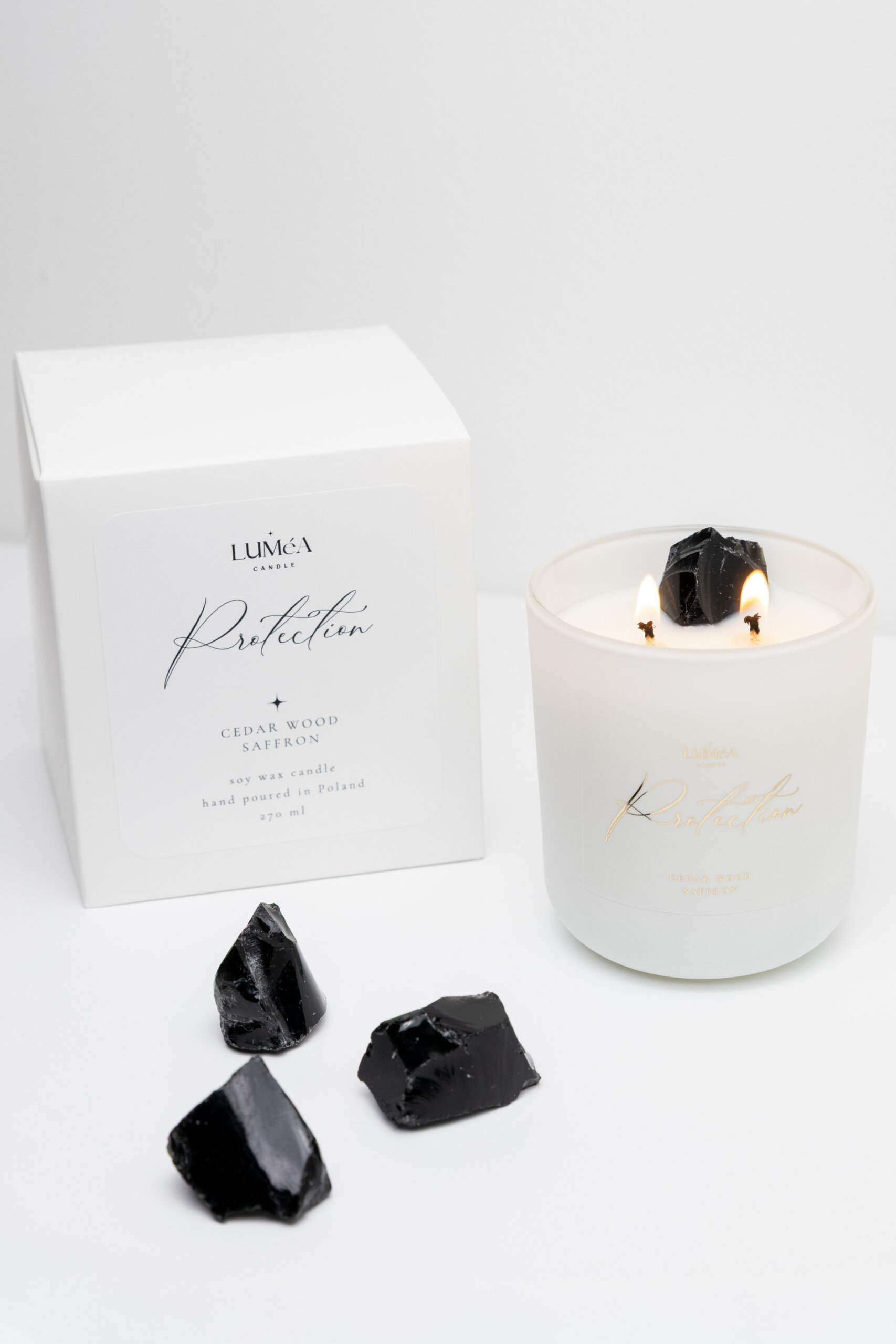 Świeca sojowa z obsydianem – czarny kamień ochronny w eleganckim wnętrzu