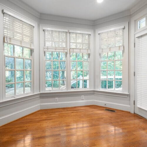 Okna na wymiar – praktyczny wybór dla komfortu, oszczędności i estetyki domu