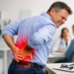 Zapalenie korzonków – jak odróżnić je od zwykłego bólu pleców i gdzie szukać pomocy?