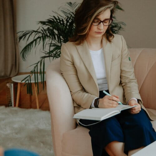 Kiedy warto iść do psychologa? Najczęstsze sygnały, których nie warto ignorować